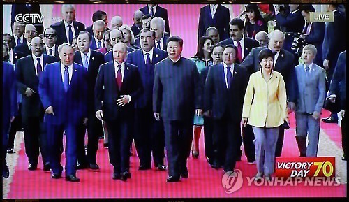 朴대통령, 시진핑 오른쪽 두번째 자리서 中전승절 참관(속보)