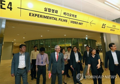 국립아시아문화전당 문화정보원 둘러보는 김종덕 장관