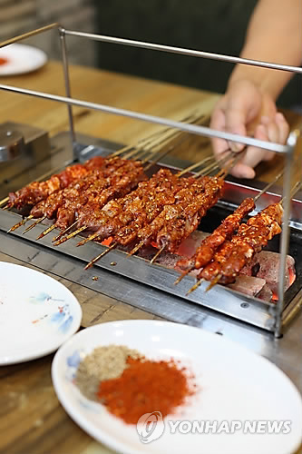 전주 한옥마을 꼬치구이 남는다…신규 진입은 불허