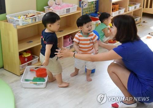 내년부터 보육교사 인성교육 의무화…현장실습  2주 늘려