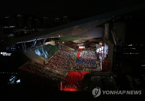 어둠 속에 빛나는 영화의 전당