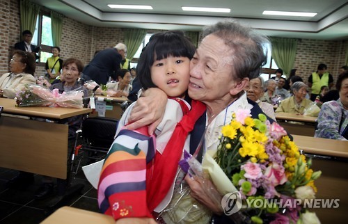 고향 방문 축하 꽃다발 받은 재일제주인 1세대