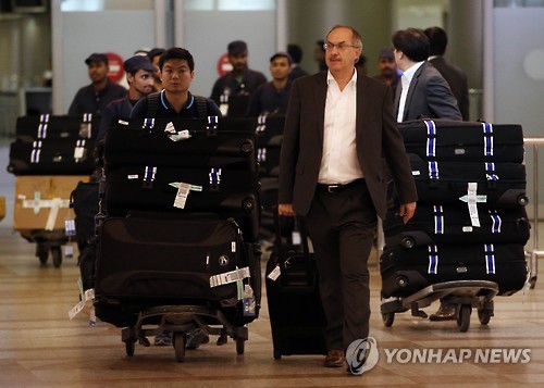 쿠웨이트공항 빠져나가는 슈틸리케 감독