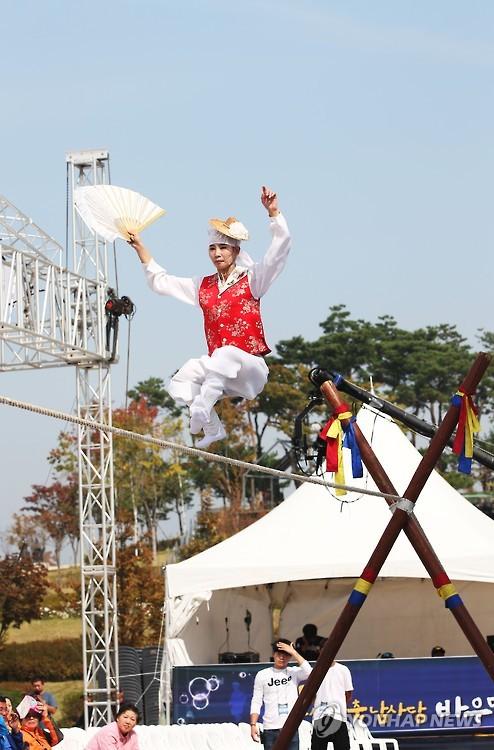 바우덕이 축제 줄타기 공연