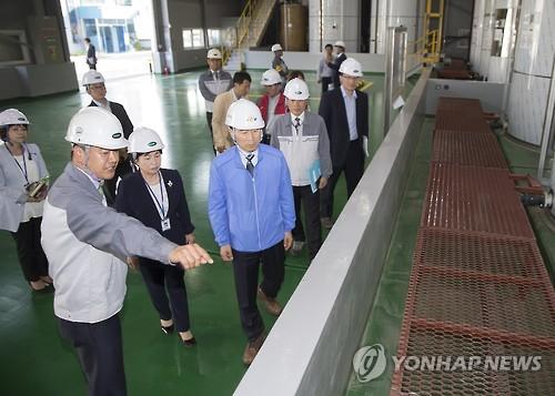 윤성규 환경장관, 유해화학물질 취급 업체 현장 점검