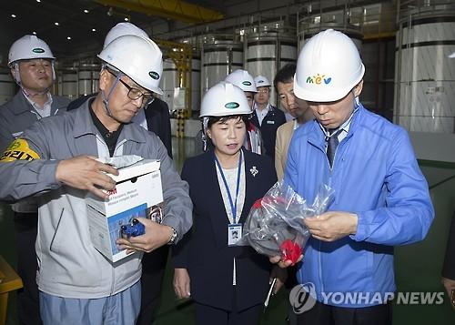 유해화학물질 취급 업체 현장 점검하는 윤성규 환경장관