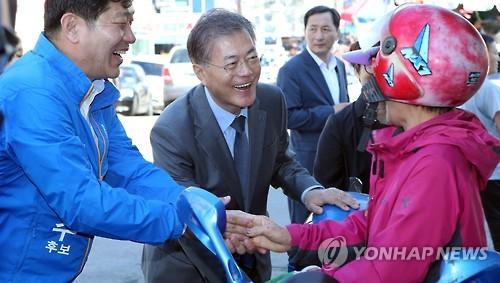 문재인 대표, 재래시장서 재선거 지지 호소