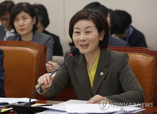답변하는 김희정 장관