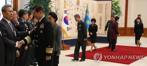 군 장성 진급자와 인사하는 김관진 국가안보실장