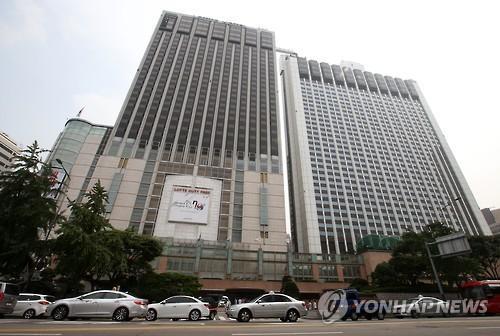 안갯속 호텔롯데 상장…면세점 재허가 1차 관문