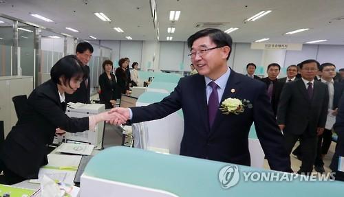 서울강서 고용복지+센터 관계자 격려하는 이기권 장관