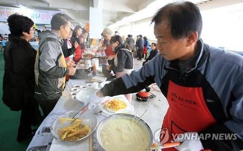 <카메라뉴스> 무주군 사랑·나눔 먹거리장터 운영
