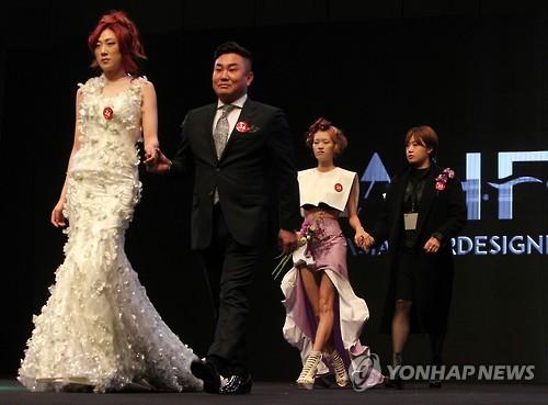 런웨이에 선 헤어디자이너와 모델