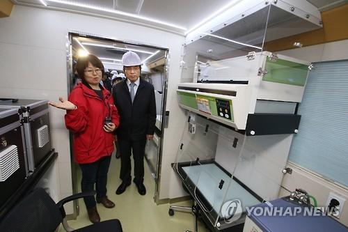 화학사고 현장측정분석차량 시찰하는 황 총리