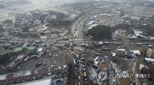 서해대교 전면 통제로 혼잡한 서평택IC