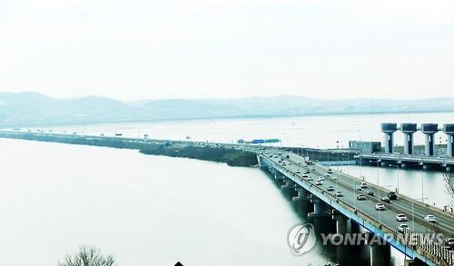 교통량 늘어난 아산만방조제 평택 방면