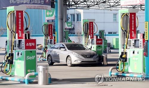 저유가 추세…주유하는 시민