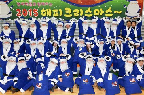 현대제철 임직원들 파란산타 복장 복지시설 위문