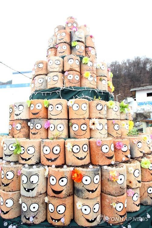 청주 수암골서 사랑의 연탄 성탄 트리 점등