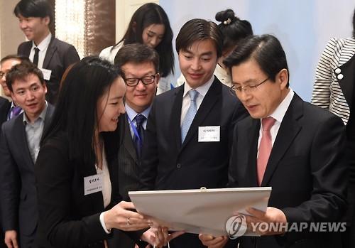 몽골 젊은 세대에게 선물 받는 황 총리