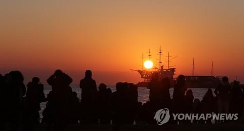 일출 명소 정동진의 해맞이 관광객