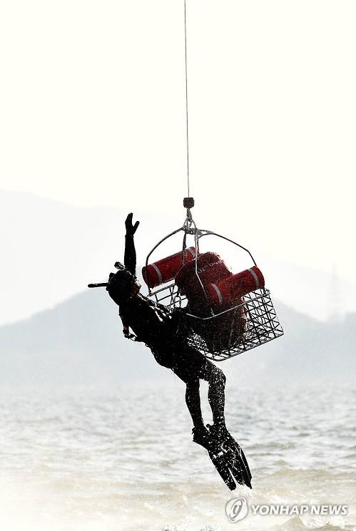 얼음 바다 항공 구조 훈련하는 해군 해난구조대