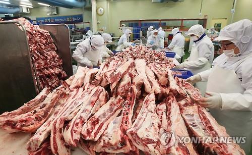 냉동한우갈비세트 만드는 분주한 손길