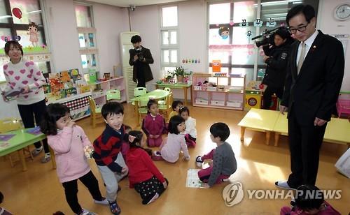 사립유치원 찾은 이준식 사회부총리