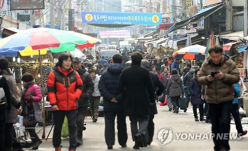 포근한 날씨, 붐비는 죽도시장