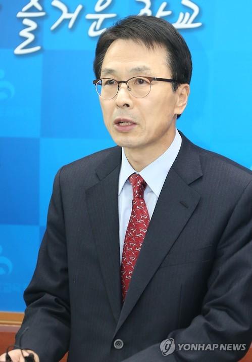 경남형 학교급식 브리핑하는 이 훈 경남교육청 행정국장