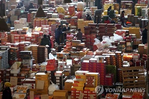 농산물도매시장 과일상자 가득
