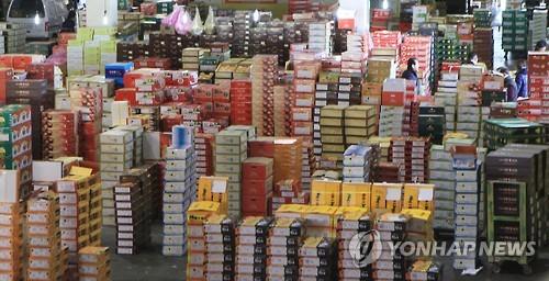 과일 상자로 꽉 들어찬 농산물도매시장