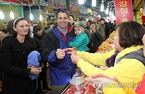 닭 강정 맛있어요…전통시장 찾은 리퍼트 대사