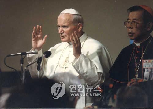 요한 바오로 2세 교황, 유부녀와 30여년간 각별한 우정