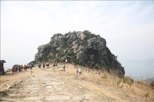 <카메라뉴스> 좋은 기(氣) 받자…청산도 범바위에 인파