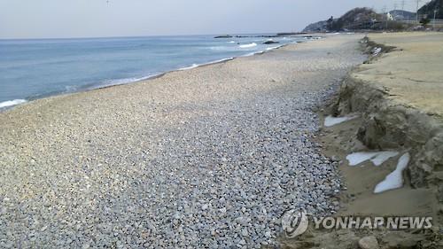 동해안에도 몽돌해변 있어요…양양 정암해변 눈길