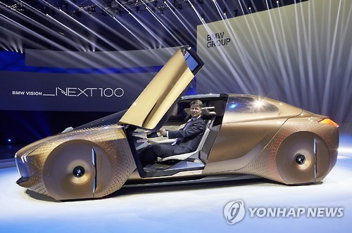비히클 넥스트 100 탑승한 하랄드 크루거 회장
