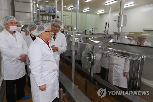 즉석밥 생산시설 살펴보는 이동필 장관