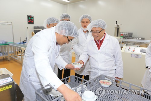 쌀 가공식품 제조업체 방문한 이동필 장관