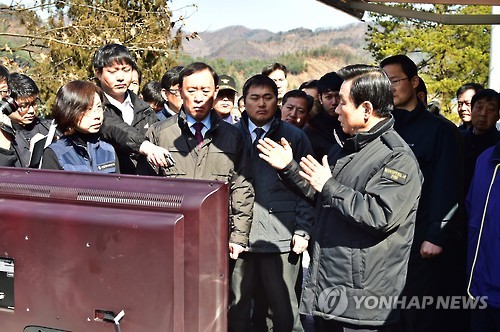 계측기 작동 여부 점검하는 박인용 장관