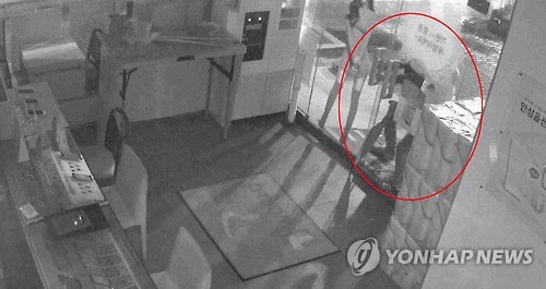 매장 침입 시도하는 피의자들