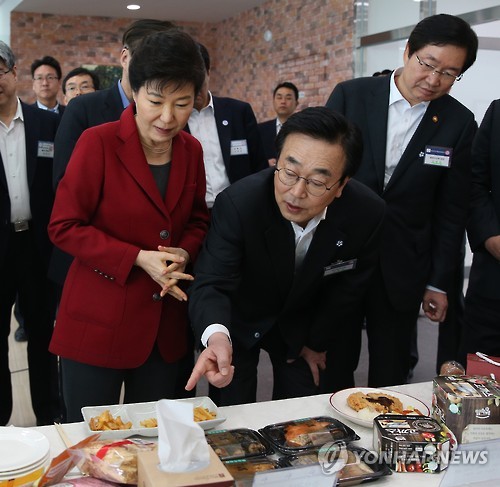 수산물 가공식품 보는 박 대통령