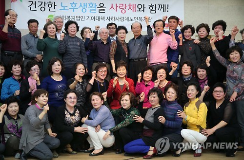 박 대통령 부산노인복지관 방문