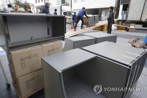 옮겨지는 사무 기기들