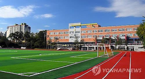 운동장에 앉지마라…부산 164개 학교 우레탄 중금속 조사