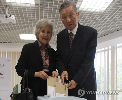 재외국민 투표하는 반공포로 현동화 씨 부부