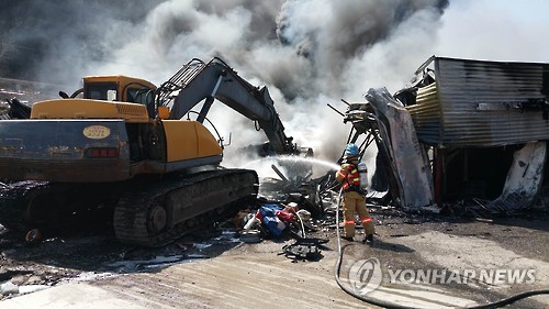 잿더미로 변한 타이어 판매장