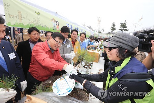 과수 묘목 나눠주는 이동필 장관