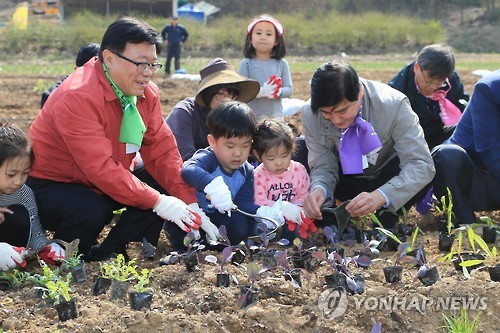 과수 묘목 나눠주는 이동필 장관