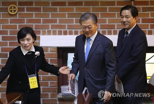 <총선> 미사보기 위해 성당 들어서는 문재인